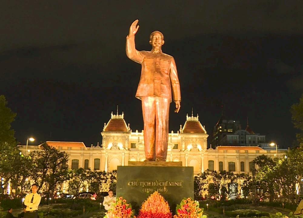 Ho Chi Minh statue is a must-see when you’re at Nguyen Hue Walking Street